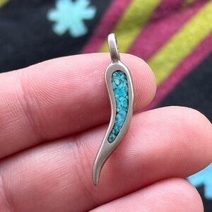 VTG Crushed Turquoise Good Luck Horn Silver Tone Metal Pendant Charm